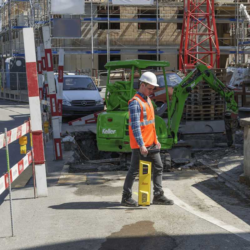 Using the Leica DD220 utility locator at a construction site