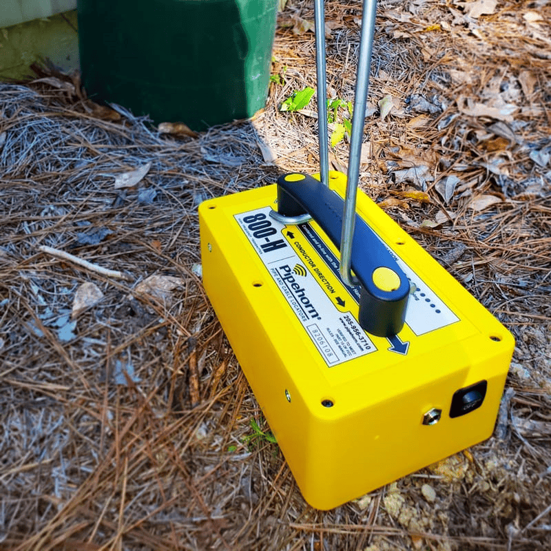 Pipehorn 800-H transmitter used on ground